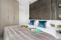 Deluxe One-Bedroom Apartment with terrace and marina view