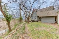 Riverfront Baxter Springs Home with Deck and Grill! - Chambres d’hôtes Baxter Springs
