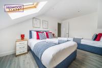 BRAND NEW, 1 Bed 1 Bath, Modern Town Center Apartment, FREE WiFi & Netflix By REDWOOD STAYS - Chambres d’hôtes