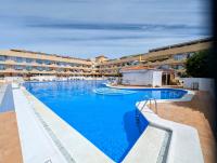 Comfortable 2-Bedroom Duplex in Playa Paraiso with Ocean View, Balcony, and Shared Pool - Chambres d’hôtes Adeje