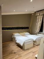 Dreibettzimmer mit Stadtblick