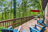 B&B Great Cacapon - Hot Tub Screened Porch Fire Pit at River Cabin - Bed and Breakfast Great Cacapon