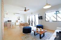 Stylish Townhome with Pool, Patio, and Secure Parking - B&B