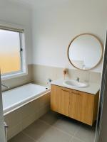 Brand New House in Lakes Entrance - Bed and Breakfast