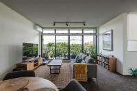 Treetops Camperdown Inner City Bliss w Parking - B&B Sydney