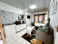 Contemporary Gem: Studio with Serene Pool View - B&B Newcastle