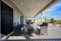 B&B Dromana - Seaview Family Retreat Spacious Deck & Lush Garden - Bed and Breakfast Dromana