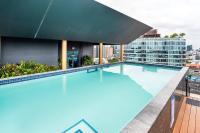 B&B Brisbane - City Retreat: Modern 2BR Apartment w Rooftop Pool - Bed and Breakfast Brisbane