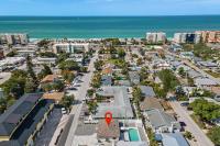 Madeira Beach House Fall Special! Private Heated Pool & Steps to Beach! - B&B St. Pete Beach