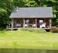 Cozy Cottage on Pond - B&B