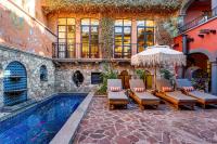 Casa Almira 5BR Luxury Home with Pool, Hot Tub & Rooftop - B&B San Miguel de Allende