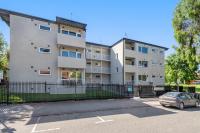 Modern 1-Bed Apartment with Cosy Balcony - Ferienwohnung