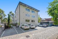 Comfy 1-Bed Unit with Balcony and Parking - Ferienwohnung
