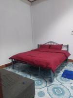 Habitación con cama grande y balcón