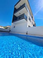 Sunny day , three bedroom apartment with pool - B&B Trogir