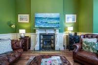 Abbey Lodge, Llandudno - Period Townhouse, 5 bedrooms & bathrooms, with Hot Tub & Private Parking - Chambres d'hôtes Llandudno