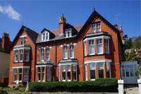 No22, Llandudno - Stylish & Cosy Period Apartment, with Hot Tub & Private Parking - B&B
