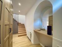 Velvet - By BEST KEYS - Maison Duplex Élégante - Plein Centre Ville - Déco Minimaliste & Cosy - Literie Haut de Gamme - 2 chambres séparées - Lit Queen Size & 1 canapé convertible - Smart TV - Netflix - Machine Nespresso - WiFi Fibre - Check-in Autonome - B&B Sens