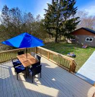 Creekside Cottage - kayak, SUP, fishing, game room, steps to the beach - B&B