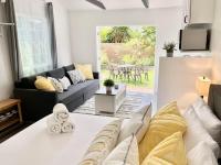 Hidden King Suite with Garden Parking - 4 Guest - B&B La Mesa