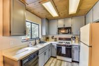 2 Mi to Mi-Wuk Village Cabin with Large Deck - Chambres d’hôtes Twain Harte