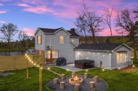 Pondview 4BR Cabin-Walk to Caverns, Hot Tub, Wi-Fi - B&B Luray