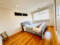 Chambre Lit Queen-Size avec Salle de Bains Commune