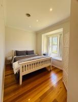 Chambre Lit Queen-Size avec Salle de Bains Commune
