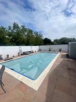 Super House with Large Pool!! 5 min from West Wittering - B&B