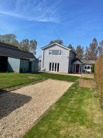 Super House with Large Pool!! 5 min from West Wittering - B&B Earnley