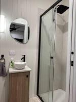 Waterfront Tiny Home in FarmStay - B&B Buninyong