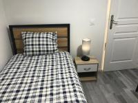 Chambre lit une personne, espaces partagés, 10km de Paris, 2km du métro - B&B
