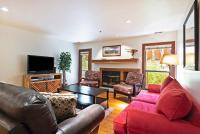 Stunning Location 2BDR Condo Retreat - Bed and Breakfast