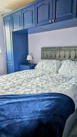 B&B Bracknell - StayViva - Spacoius 3 BR House - Garden, Games Room, Parking near Town Centre and Train station - Bed and Breakfast Bracknell