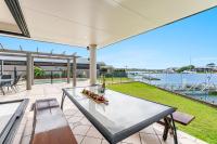 Nirvana Waters - Absolute Waterfront Escape with Private Pontoon & Pool - Holiday Yamba - B&B Yamba