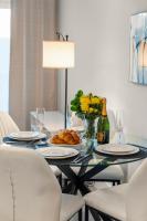 Stylish Condo, Walk to Dining, 5 Min to Beach - B&B Hollywood
