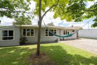 Family-Friendly 5-Bedroom Home Near Uni & Hamilton Gardens - Sleeps 10 - B&B