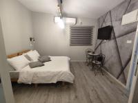 Habitación con cama grande y bañera de hidromasaje