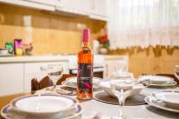 Seaside Family Haven - Avia's Spacious Getaway - Bed and Breakfast Avía
