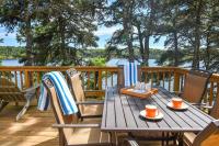 Amazing Location Lakefront Waterside Deck - B&B
