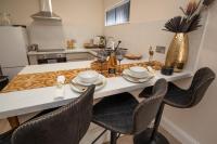Half Moon Luxury One bedroom - Spacious APT Romantic Getaway with a hot tub, 5 min away from Eastbourne centre , free parking - B&B