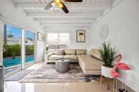 B&B North Miami Beach - Amazing 3 Bed House With Heated Pool and Outdoor Jacuzzi - Bed and Breakfast North Miami Beach