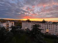 The Sunrise, Spacious, fully equipped, 2 parkings, 8p, tramway 1,2,4 - B&B Montpellier