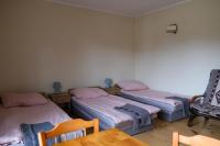 Deze driepersoonskamer heeft een gedeelde badkamer.