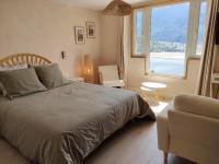 B&B Savines - Le Cosy du Plongeoir - T2 neuf avec vue sur le lac de Serre Ponçon et grande terrasse avec jardin - Bed and Breakfast Savines