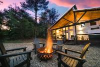NEW Farmhouse-Chic Cabin with Hot Tub & Firepit - Chambres d’hôtes