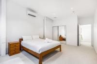 Contemporary 1BR Queen St Retreat by Zodiak Stays - B&B Auckland