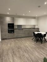 B&B Barking - Luxurious 2 Bedroom Apartment - Bed and Breakfast Barking