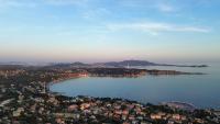 VUE EPOUSTOUFLANTE SUR BANDOL & LA MER 2 pièces, piscine tout confort 4 étoiles, très calme, terrasse spacieuse sans vis à vis, parking privé résidence standing - Chambres d'hôtes Bandol