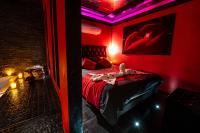 Pomme D'Amour Queen Suite with Spa Bath